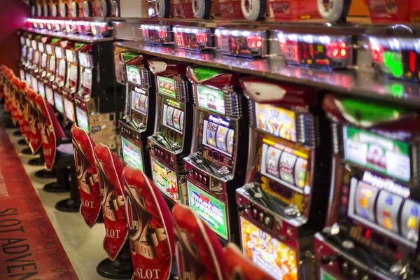 palu4d togel mobile app interface showing live-dealer table selection and payment options
